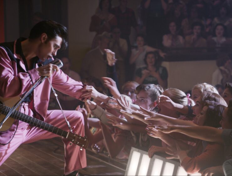 Austin Butler as Elvis on stage with fans